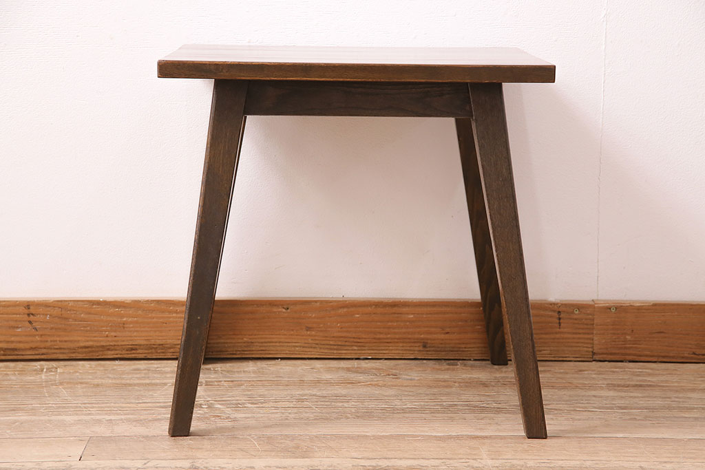 和製アンティーク　シンプルデザインで取り入れやすいタモ材製のサイドテーブル(飾り台)(R-047620)