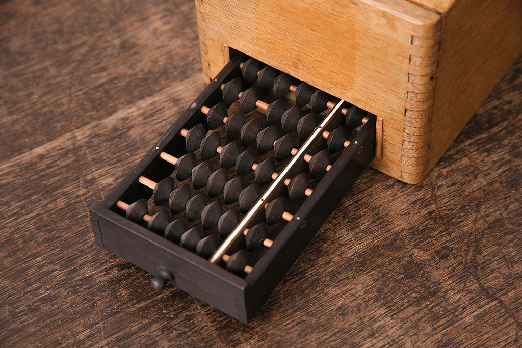 昭和レトロ　ナラ材　黒檀製そろばん付きの珍しい小物入れ(木箱、小物収納、算盤)(R-047636)