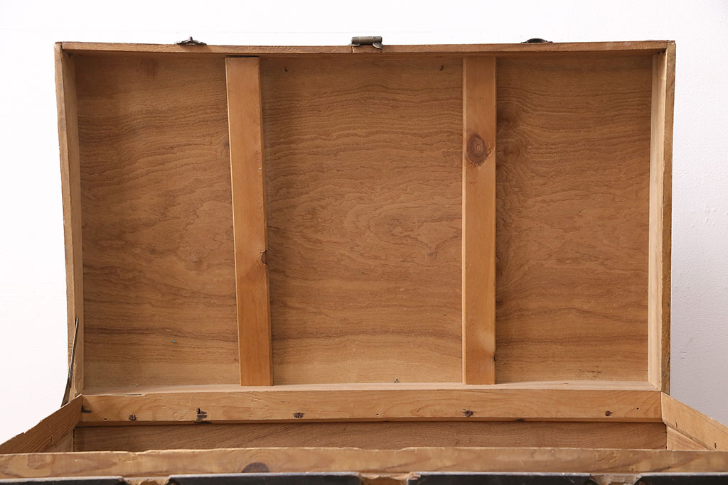 和製アンティーク　大正昭和初期　まるで宝箱のような佇まいが抜群の存在感を放つトランク(木箱、衣類箱、収納箱)(R-047639)