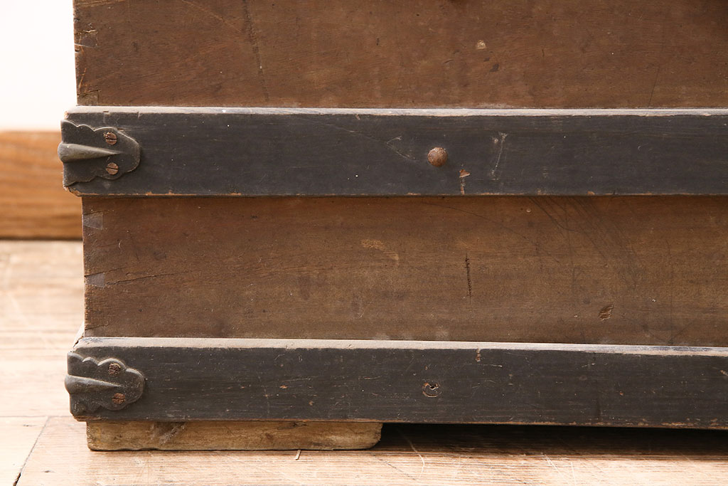 和製アンティーク　大正昭和初期　まるで宝箱のような佇まいが抜群の存在感を放つトランク(木箱、衣類箱、収納箱)(R-047639)