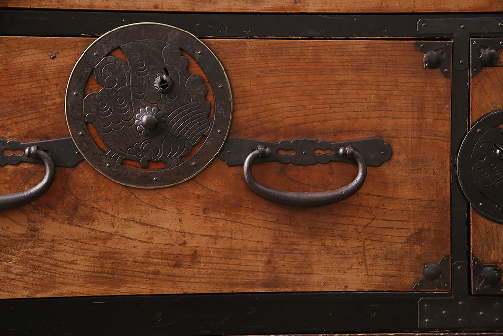 アンティーク　跳覆輪金具　時代の味を感じる欅材製の会津箪笥(ローボード、ローチェスト、衣装箪笥、整理箪笥、引き出し)(R-047663)