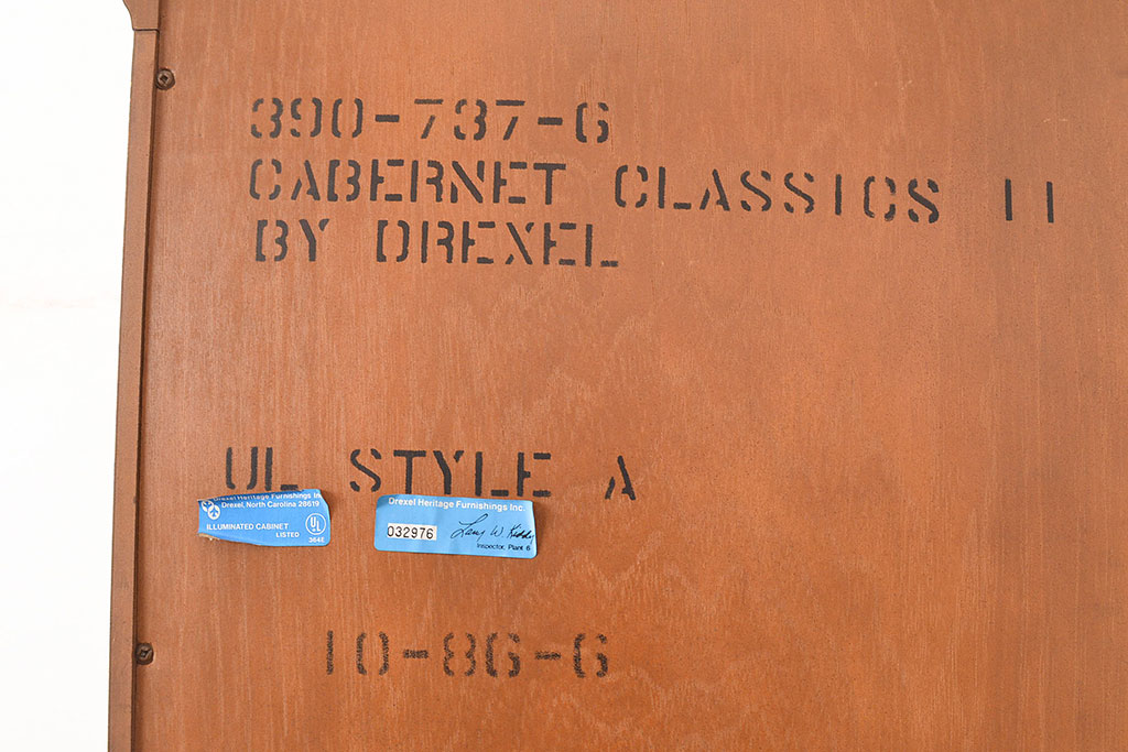 中古　アメリカ輸入モデル　DREXEL HERITAGE(ドレクセルヘリテイジ)　エレガントな佇まいが魅力的な縦長シルエットのキュリオケース(飾り棚、コレクションケース、ガラスケース)(R-047666)