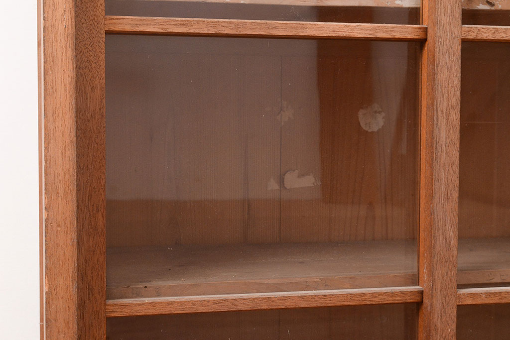 和製アンティーク　ラワン材　昭和レトロ　懐かしさ漂うシンプルなデザインの重ねガラス戸棚(キャビネット、収納棚、本箱、飾り棚)(R-047668)
