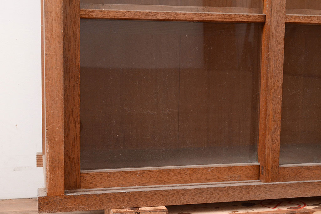 和製アンティーク　ラワン材　昭和レトロ　懐かしさ漂うシンプルなデザインの重ねガラス戸棚(キャビネット、収納棚、本箱、飾り棚)(R-047668)