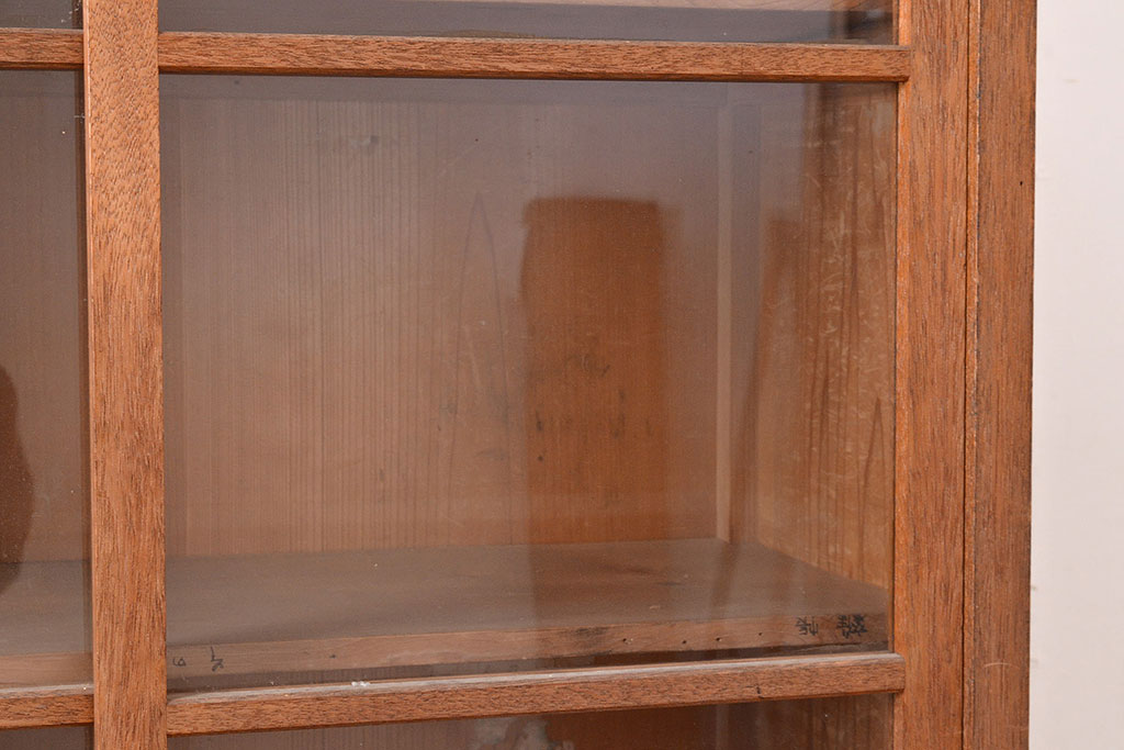 和製アンティーク　ラワン材　昭和レトロ　使い込まれた質感が懐かしさ漂うシンプルな本箱(キャビネット、収納棚)(R-047669)
