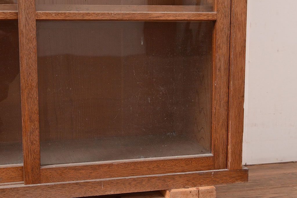 和製アンティーク　ラワン材　昭和レトロ　使い込まれた質感が懐かしさ漂うシンプルな本箱(キャビネット、収納棚)(R-047670)