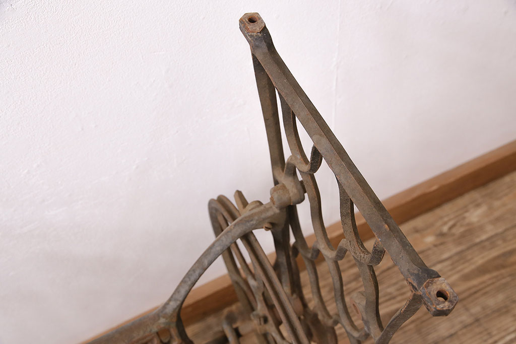 イギリスアンティーク　昔ながらの佇まいが魅力的なシンガーミシンの鉄脚(ミシンテーブル、ミシン台)(R-047689)