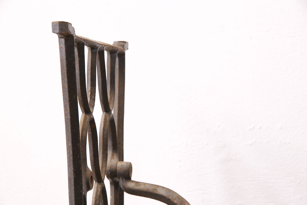 イギリスアンティーク　昔ながらの佇まいが魅力的なシンガーミシンの鉄脚(ミシンテーブル、ミシン台)(R-047689)