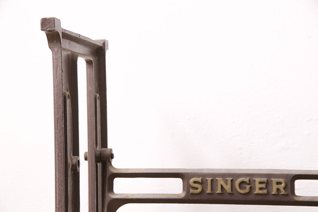 イギリスアンティーク　昔ながらの佇まいが魅力的なシンガーミシンの鉄脚(ミシンテーブル、ミシン台)(R-047691)