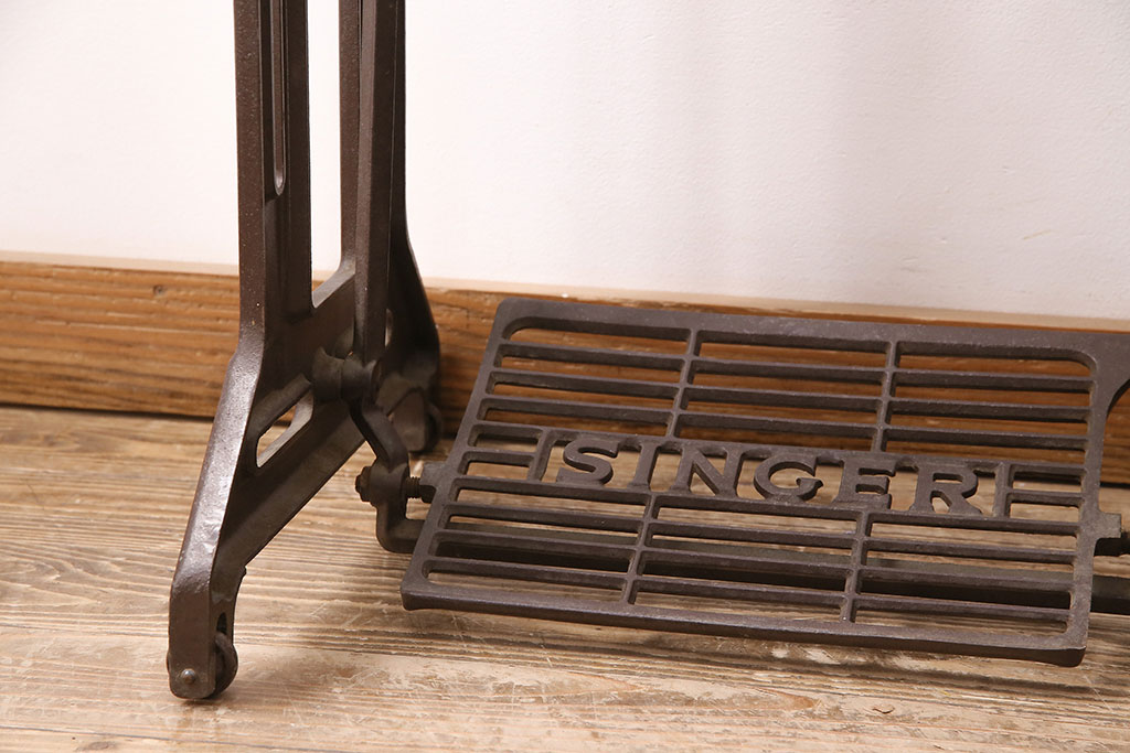 イギリスアンティーク　昔ながらの佇まいが魅力的なシンガーミシンの鉄脚(ミシンテーブル、ミシン台)(R-047691)