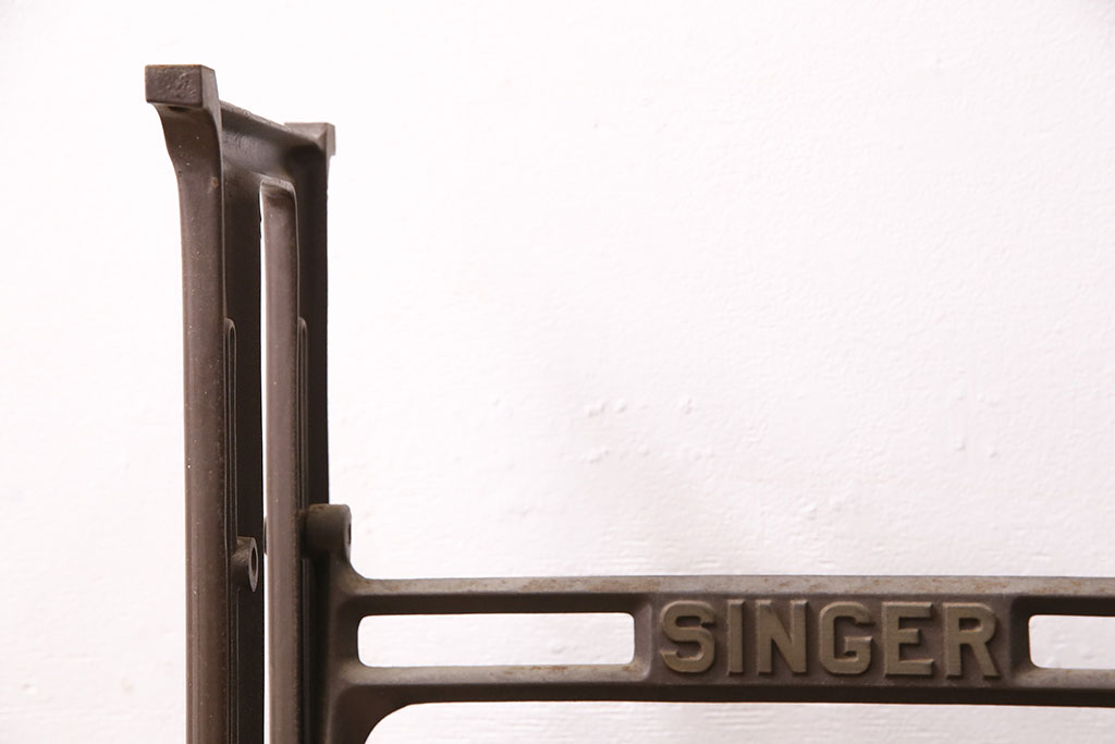 イギリスアンティーク　アンティークスタイルにぴったりのシンガーミシンの鉄脚(ミシンテーブル、ミシン台)(R-047693)
