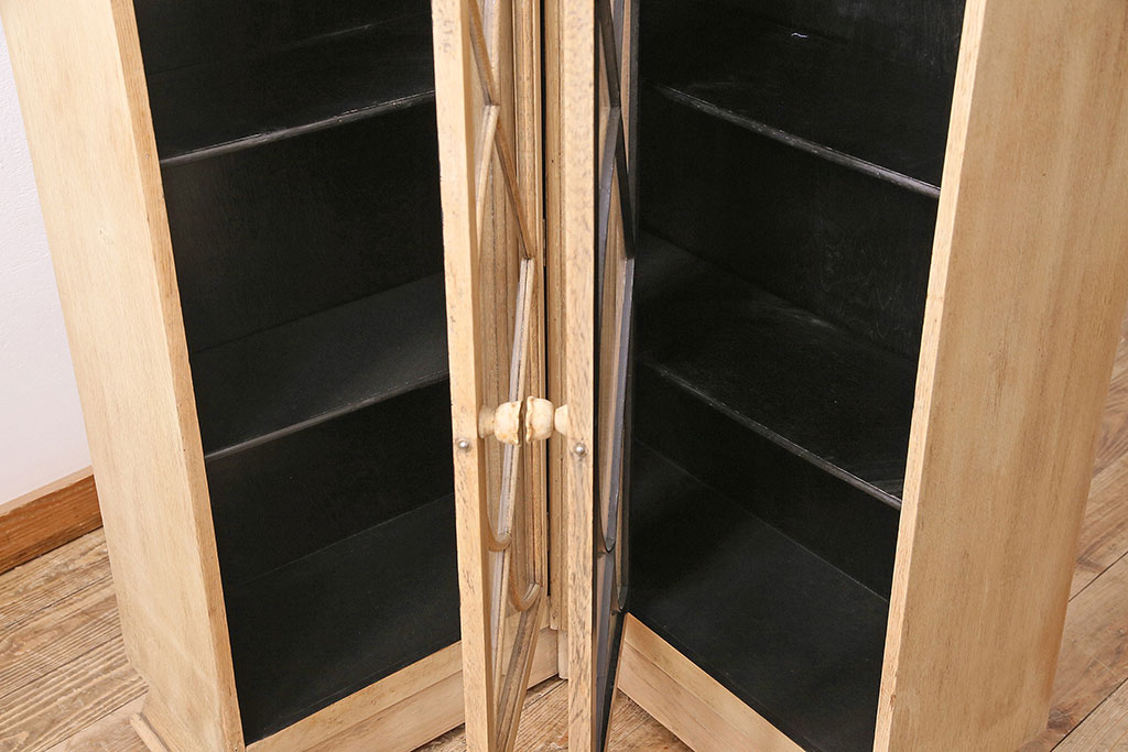 イギリスアンティーク　人気のストリップド(剥離)家具!お部屋のアクセントにもなる珍しいデザインのオーク材製コーナーキャビネット(収納棚、戸棚、ブックケース)(R-047695)