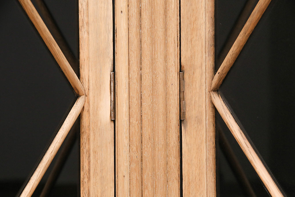 イギリスアンティーク　人気のストリップド(剥離)家具!お部屋のアクセントにもなる珍しいデザインのオーク材製コーナーキャビネット(収納棚、戸棚、ブックケース)(R-047695)
