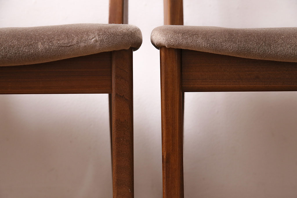 北欧ヴィンテージ　G-PLAN(ジープラン)　チーク材　お部屋に取り入れやすいデザインが魅力のチェア4脚セット(ダイニングチェア、椅子、ビンテージ)(R-047703)