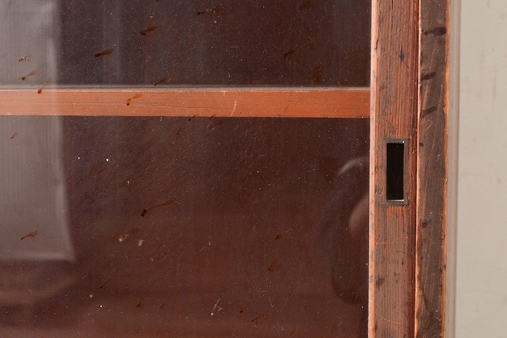 和製アンティーク　レトロな佇まいが趣溢れるヒノキ材製の重ね戸棚(収納棚、飾り棚、キャビネット)(R-047721)