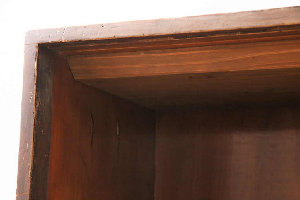 【セミオーダー家具実例】明治大正期の古い戸棚に高品質リペアを施しました。内側から天板の補強を施し、強度もばっちり!現状の色味をそのままに、修繕部分を色合わせして仕上げました。(収納棚、サイドボード、キャビネット)