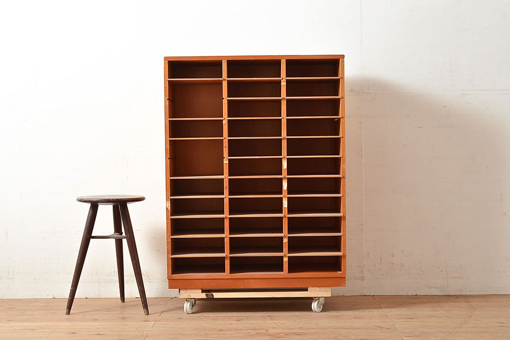 昭和レトロ 棚板が取り外しできるラワン材製の書類棚(収納棚、書類
