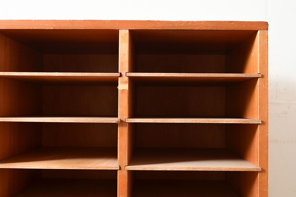 昭和レトロ 棚板が取り外しできるラワン材製の書類棚(収納棚、書類 