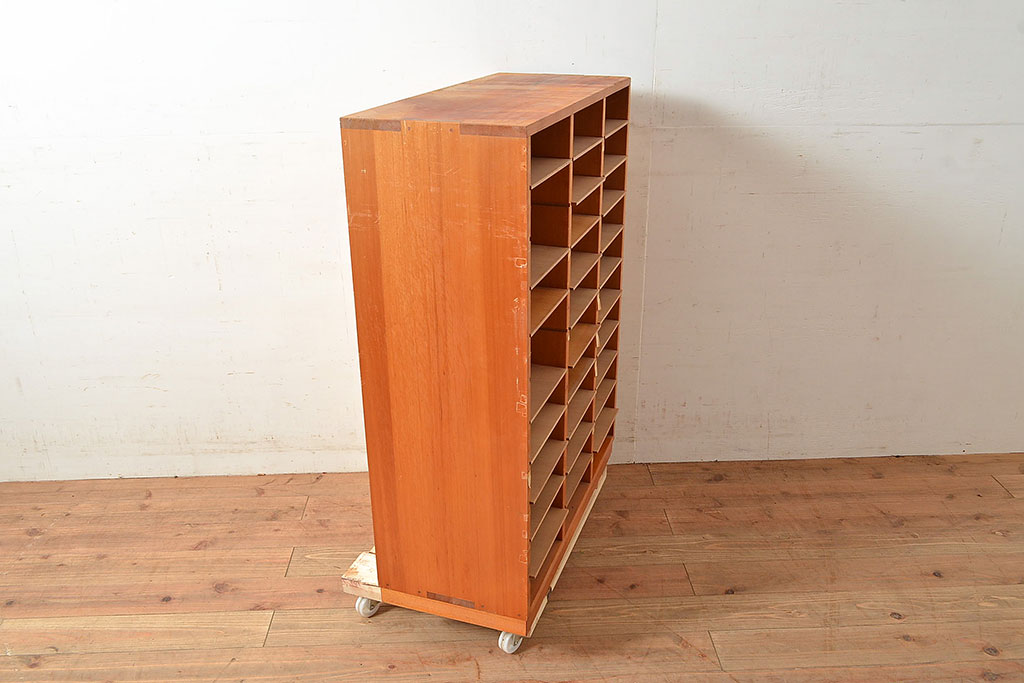 昭和レトロ　棚板が取り外しできるラワン材製の書類棚(収納棚、書類ケース)(R-047725)