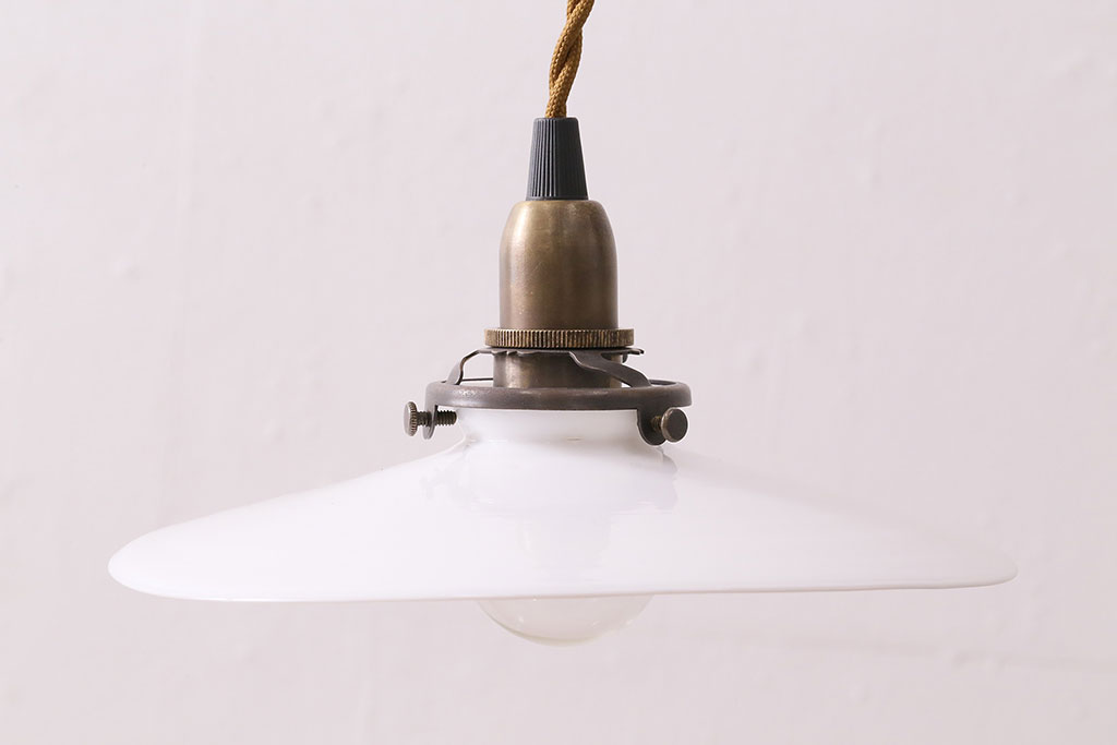 アンティーク照明　昔懐かしさ漂うレトロな平笠シェードの吊り下げ照明(ペンダントライト、天井照明、電笠)(R-047783)