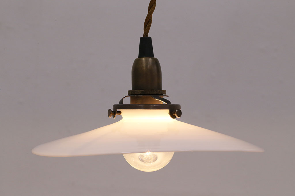 アンティーク照明　昔懐かしさ漂うレトロな平笠シェードの吊り下げ照明(ペンダントライト、天井照明、電笠)(R-047783)