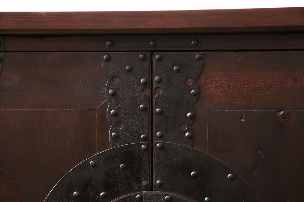 和製アンティーク　十字金具と鉄脚がマッチした渋く格好良い観音開き扉の時代箪笥ローボード(テレビ台、リビングボード)(R-047788)