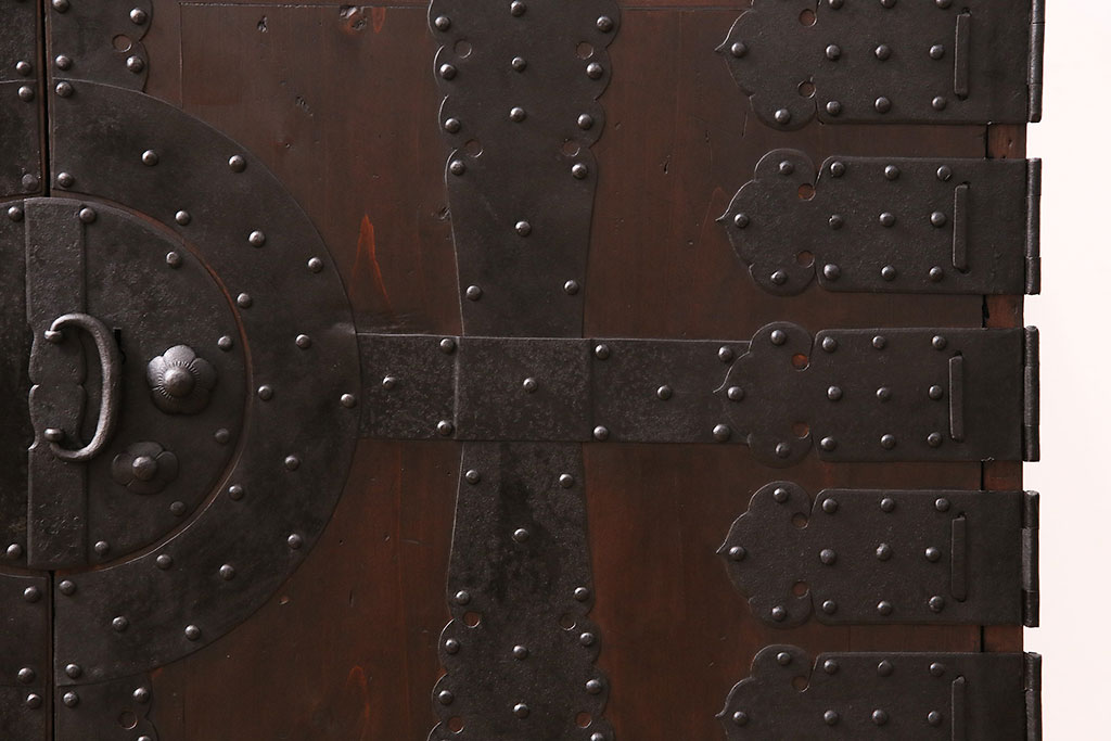 和製アンティーク　十字金具と鉄脚がマッチした渋く格好良い観音開き扉の時代箪笥ローボード(テレビ台、リビングボード)(R-047788)