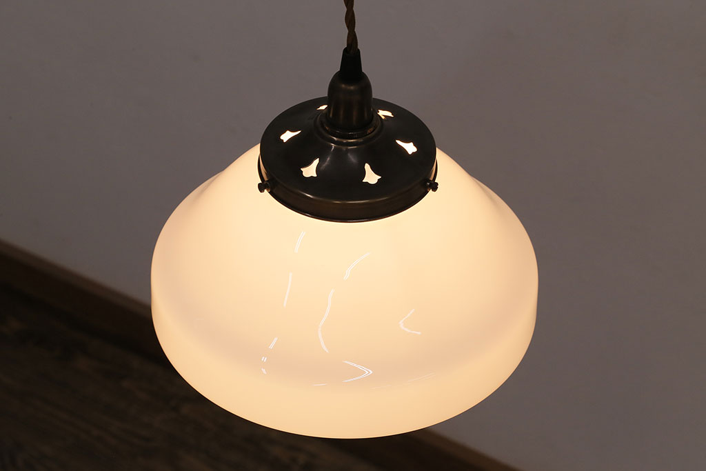 アンティーク照明　レトロな雰囲気漂う乳白色のガラスペンダントライト(吊り下げ照明、天井照明)(R-047797)