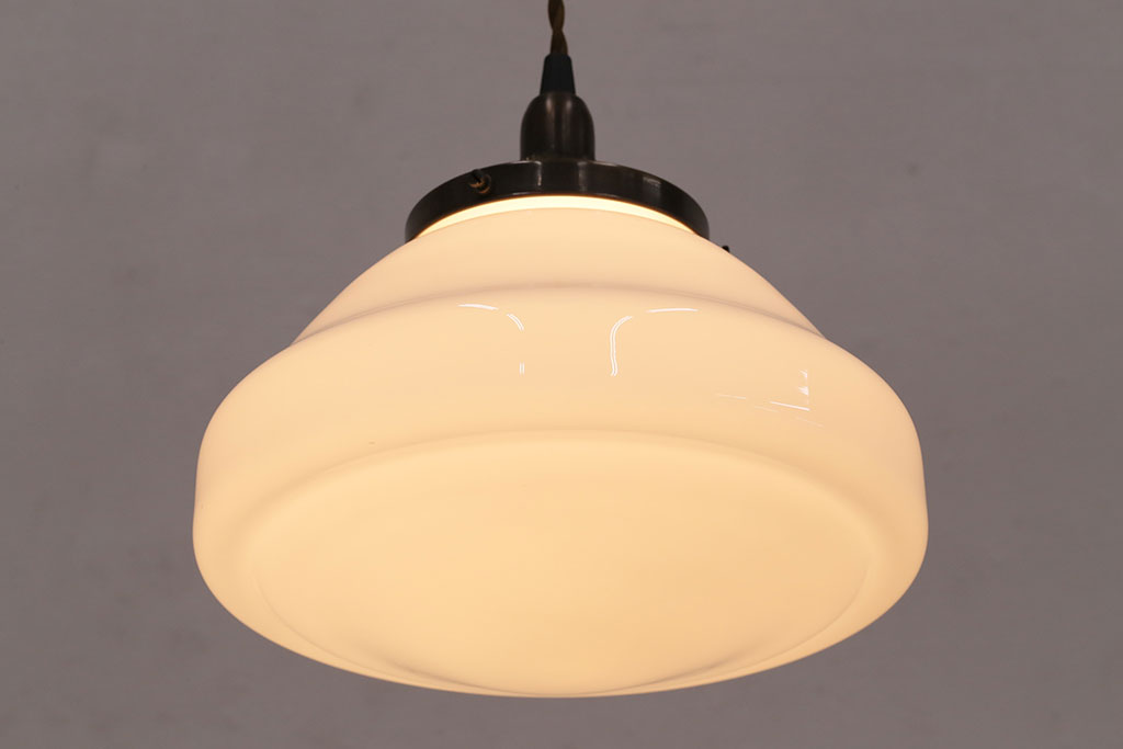 アンティーク照明　レトロな雰囲気漂う乳白色のガラスペンダントライト(吊り下げ照明、天井照明)(R-047797)