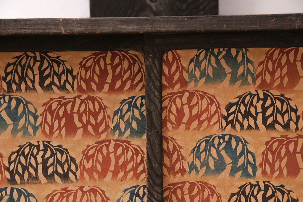 和製ビンテージ　高級杉材　独特の趣が感じられる浮造り仕上げの飾り棚(茶棚、陳列棚)(R-047801)