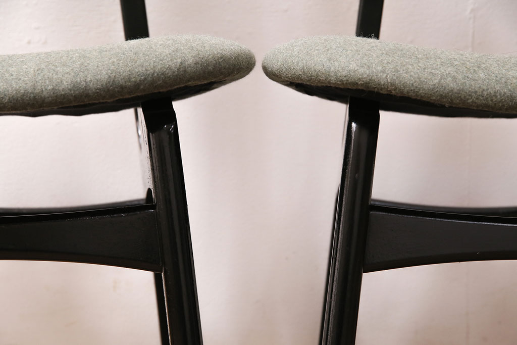 【セミオーダー家具実例】ビンテージのG-PLANバタフライチェア2脚に高品質リペアを施しました。お客様ご希望の生地、張り方、硬さの通りに張り替え。木製部は元の木色をベースとした着色で仕上げました。(ダイニングチェア、椅子)