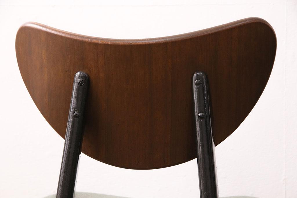 【セミオーダー家具実例】ビンテージのG-PLANバタフライチェア2脚に高品質リペアを施しました。お客様ご希望の生地、張り方、硬さの通りに張り替え。木製部は元の木色をベースとした着色で仕上げました。(ダイニングチェア、椅子)