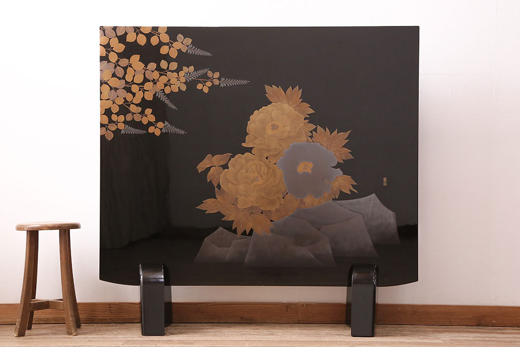 中古　美品　民芸家具　輪島塗　井波唯志作　萩に牡丹　金銀蒔絵　蒔絵の意匠が見事な大振りの衝立(定価約450万円)(つい立て)(R-047826)