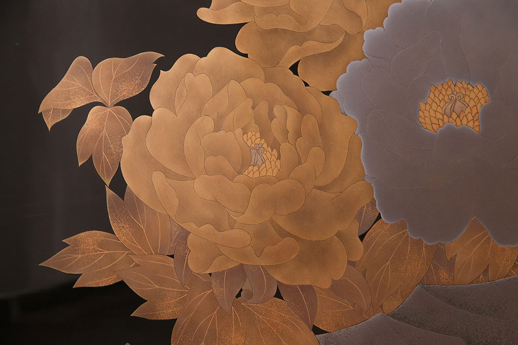 中古　美品　民芸家具　輪島塗　井波唯志作　萩に牡丹　金銀蒔絵　蒔絵の意匠が見事な大振りの衝立(定価約450万円)(つい立て)(R-047826)