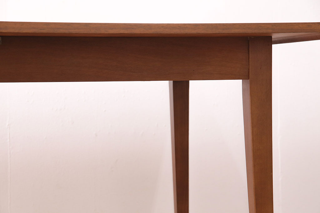 北欧ビンテージ　シャープな佇いがお洒落なMEREDEW(メレデュー)社製のエクステンションテーブル(ダイニングテーブル)(R-047829)