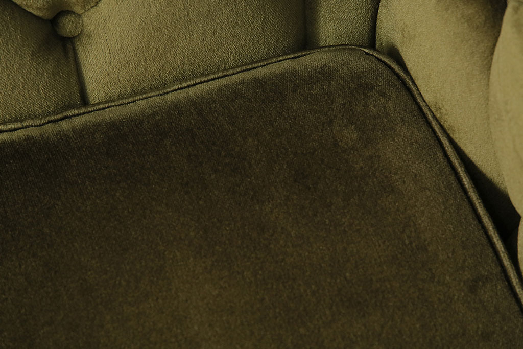 イギリスビンテージ　クラシックな佇まいが魅力的な重厚感のあるチェスターフィールド風ソファ(3人掛け)(R-047831)