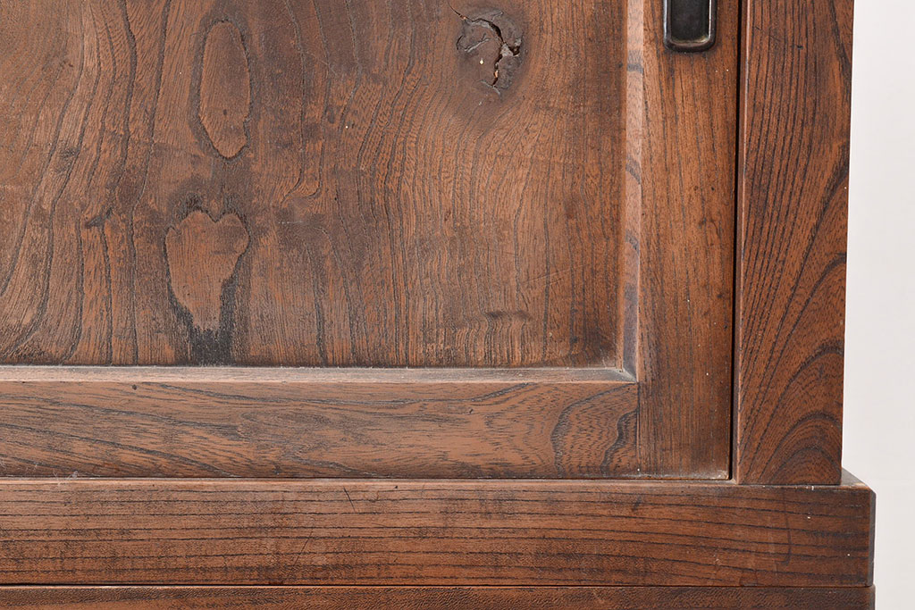 和製アンティーク　前面ケヤキ材　味のある木肌と力強い杢目が魅力的な箪笥サイドボード(時代箪笥、収納棚)(R-047859)