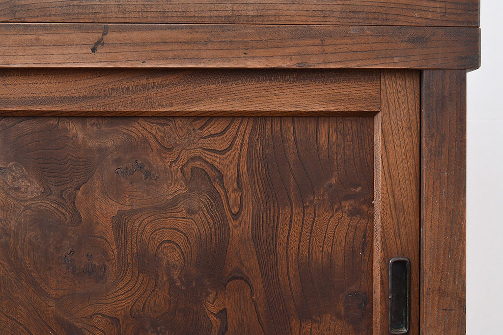 和製アンティーク　前面ケヤキ材　引き出し付き　味のある木肌と力強い杢目が魅力的な箪笥サイドボード(時代箪笥、収納棚)(R-047860)