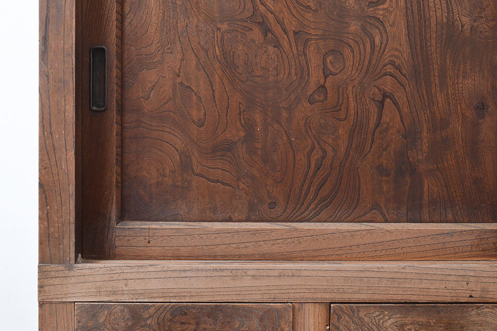 和製アンティーク　前面ケヤキ材　引き出し付き　味のある木肌と力強い杢目が魅力的な箪笥サイドボード(時代箪笥、収納棚)(R-047860)