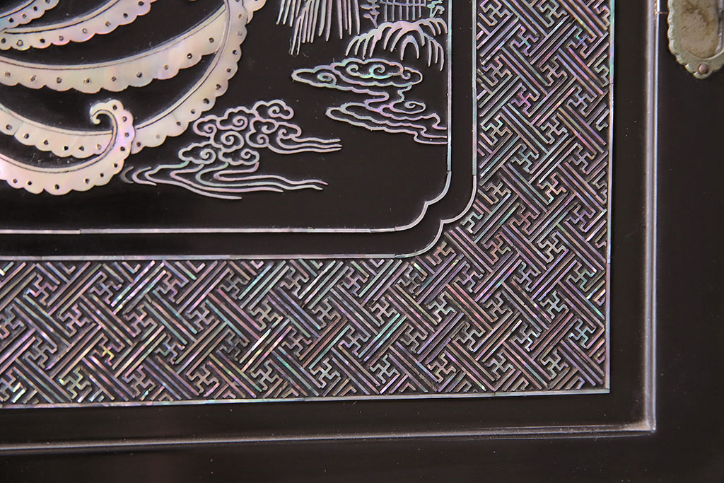 中古　高級品!螺鈿細工の華やかな意匠が存在感を放つ、韓国製飾り棚(収納棚)(定価約90万円)(R-047879)