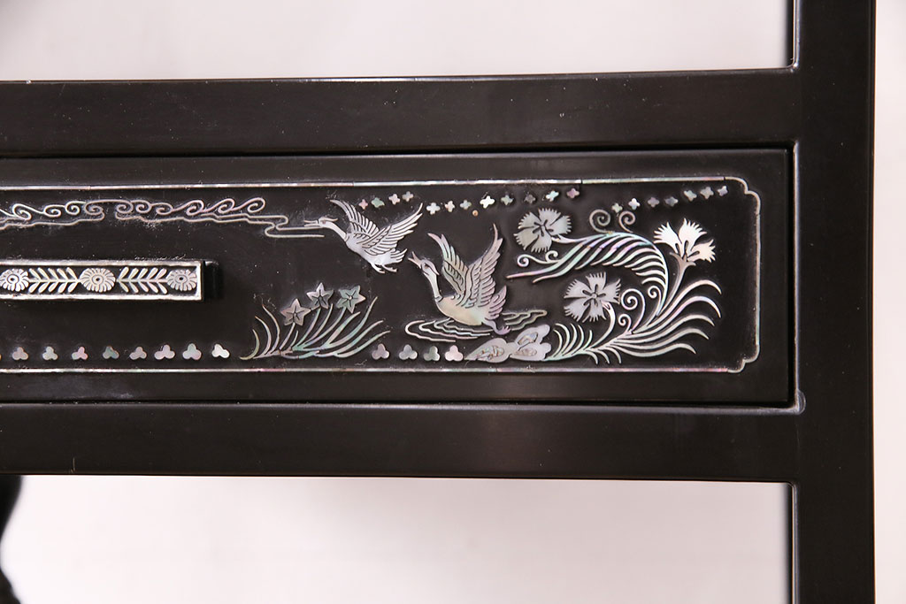 中古　高級品!螺鈿細工の華やかな意匠が存在感を放つ、韓国製飾り棚(収納棚)(定価約90万円)(R-047879)