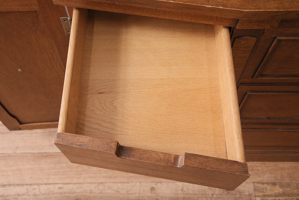 中古　DREXEL HERITAGE(ドレクセルヘリテイジ)　Triune(トライユン)　凛とした佇まいの食器棚(カップボード、キャビネット、飾り棚、戸棚、収納棚、本箱、ブックケース)(定価約90万円)(R-047891)