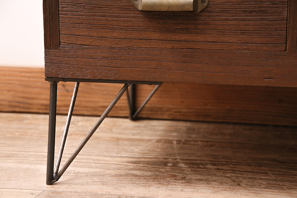 和製アンティーク　鉄脚が魅力的!当店オリジナルの組子入り引き戸の箪笥ローボード(テレビ台、収納棚、リビングボード)(R-047904)