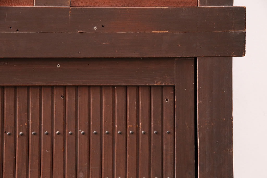 和製アンティーク　前面ヒノキ材・ケヤキ材　上品な和の雰囲気づくりにおすすめな関西水屋箪笥(重ね箪笥、収納棚、戸棚)(R-047906)