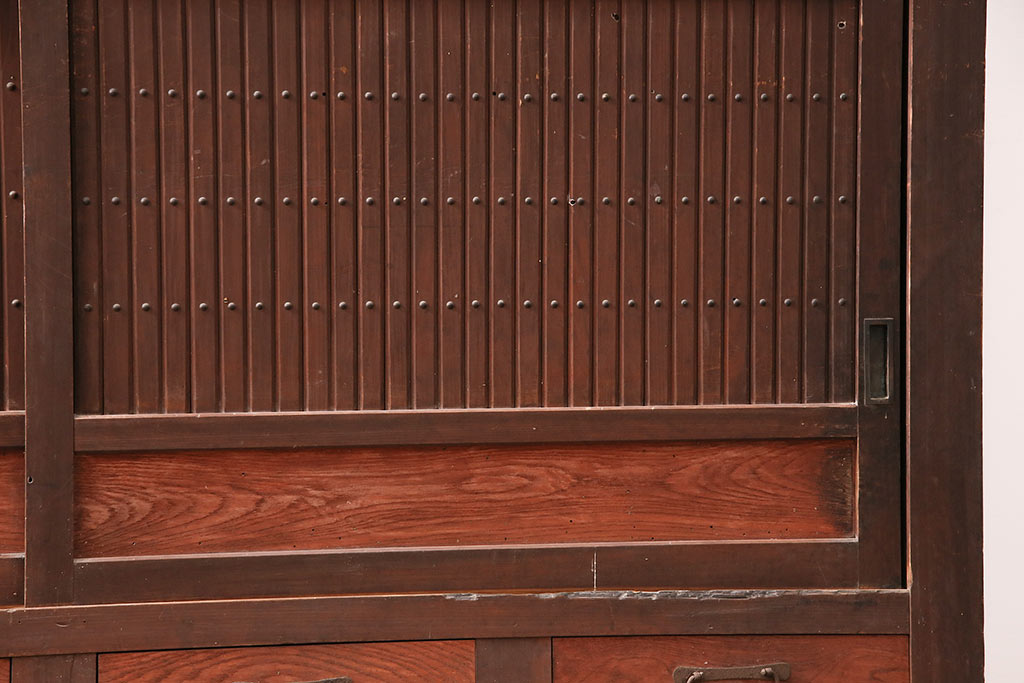 和製アンティーク　前面ヒノキ材・ケヤキ材　上品な和の雰囲気づくりにおすすめな関西水屋箪笥(重ね箪笥、収納棚、戸棚)(R-047906)