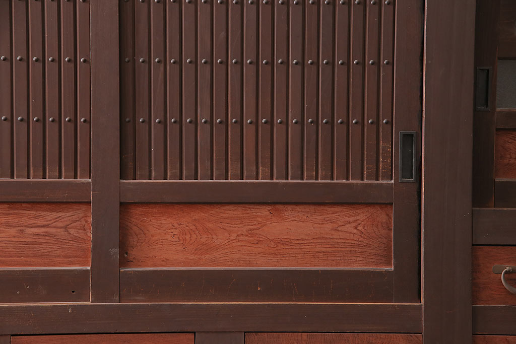 和製アンティーク　前面ヒノキ材・ケヤキ材　関西水屋　上品な和の雰囲気づくりにおすすめな収納棚(水屋箪笥、戸棚、サイドボード)(R-047907)