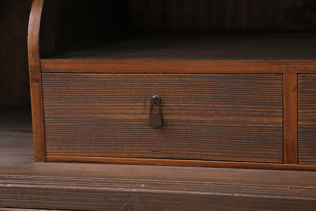 和製アンティーク　ダークな色味が大人っぽい、当店オリジナルの組子入り引き戸の箪笥ローボード(収納棚、戸棚)(R-047910)