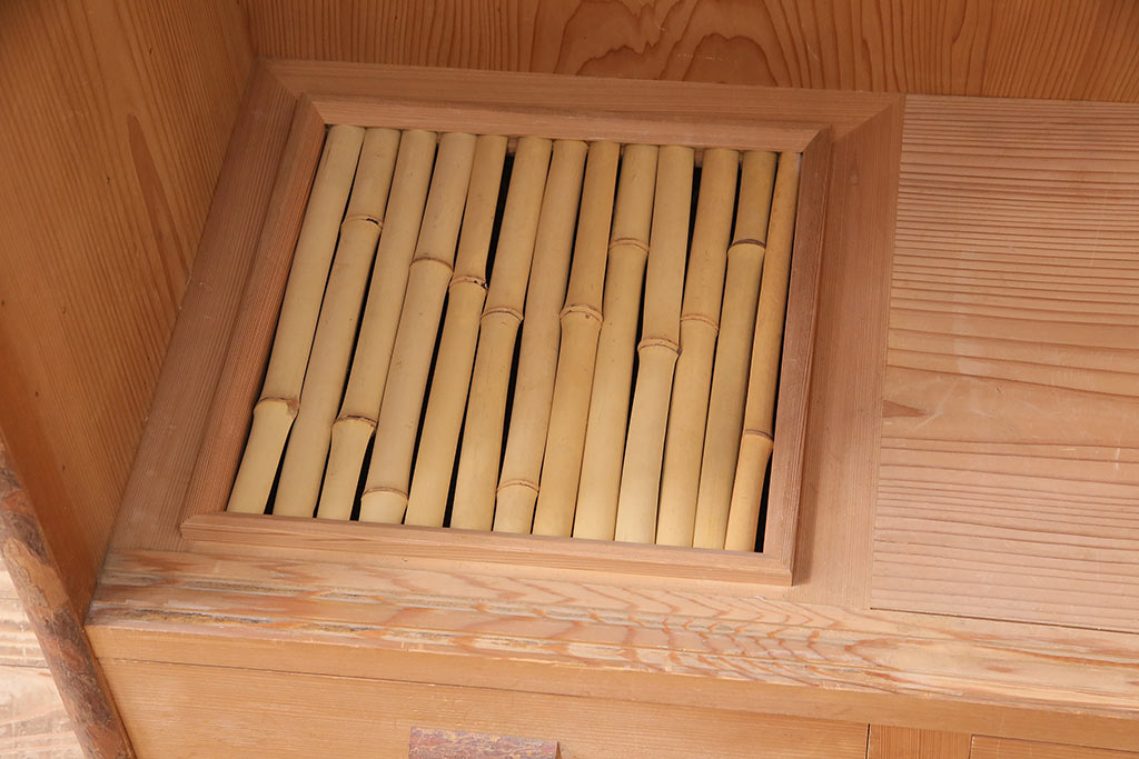 中古 民芸家具 杉材・桜皮 網代引戸が目を引く、手の込んだ造り