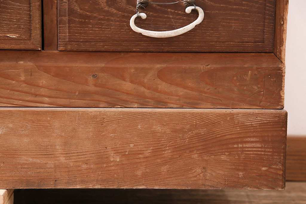 和製アンティーク　ニレ材の杢目が楽しめる凝った作りのローチェスト(時代箪笥、タンス、引き出し)(R-047940)