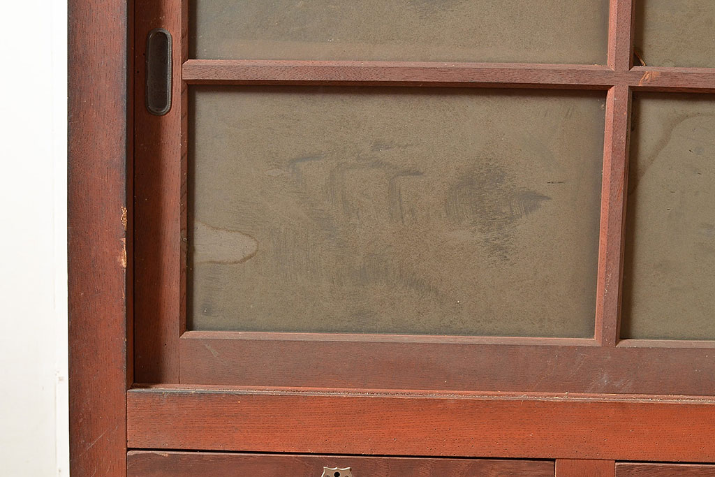 和製アンティーク　前面ケヤキ材　赤みがかった木色が目を引く上手物の戸棚(収納棚、食器棚、キャビネット、ガラス戸棚)(R-047949)